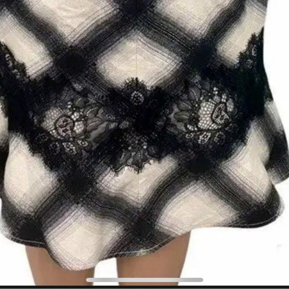 BCBG Mermaid Style Skirt with Lace, Zip Black/White, Size 6 - Picture 4 of 9